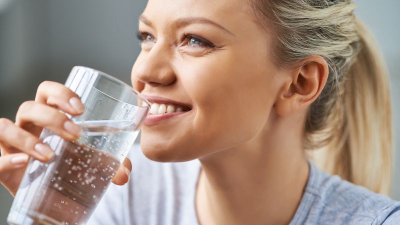 کاهش وزن با نوشیدن آب ممکن است؟ | متخصص تغذیه اصفهان